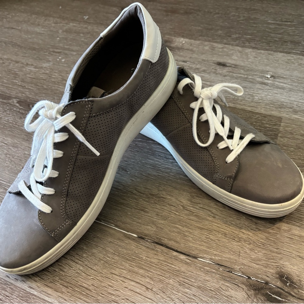 Ecco Men's Gray and White Sneakers